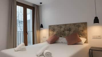 Tabla de planchar con plancha, wifi y ropa de cama