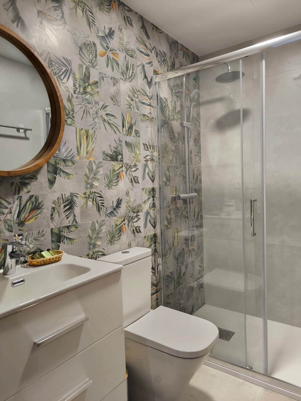 Un baño con ducha, inodoro y lavamanos.