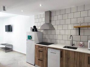 Kjøleskap, mikrobølgeovn, kokeplater og oppvaskmaskin