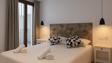 Tabla de planchar con plancha, wifi y ropa de cama