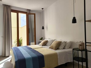 Tabla de planchar con plancha, wifi y ropa de cama 