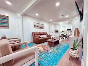 TV - Southwest x Southeast 3BR 2BA (Nederland)