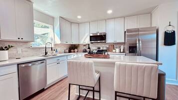 Réfrigérateur, micro-ondes, four, plaque de cuisson