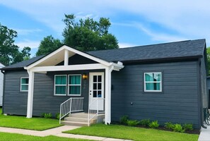 Exterior - Southwest x Southeast 3BR 2BA (Nederland)