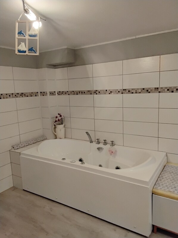 Haartrockner, Handtücher, Seife, Toilettenpapier