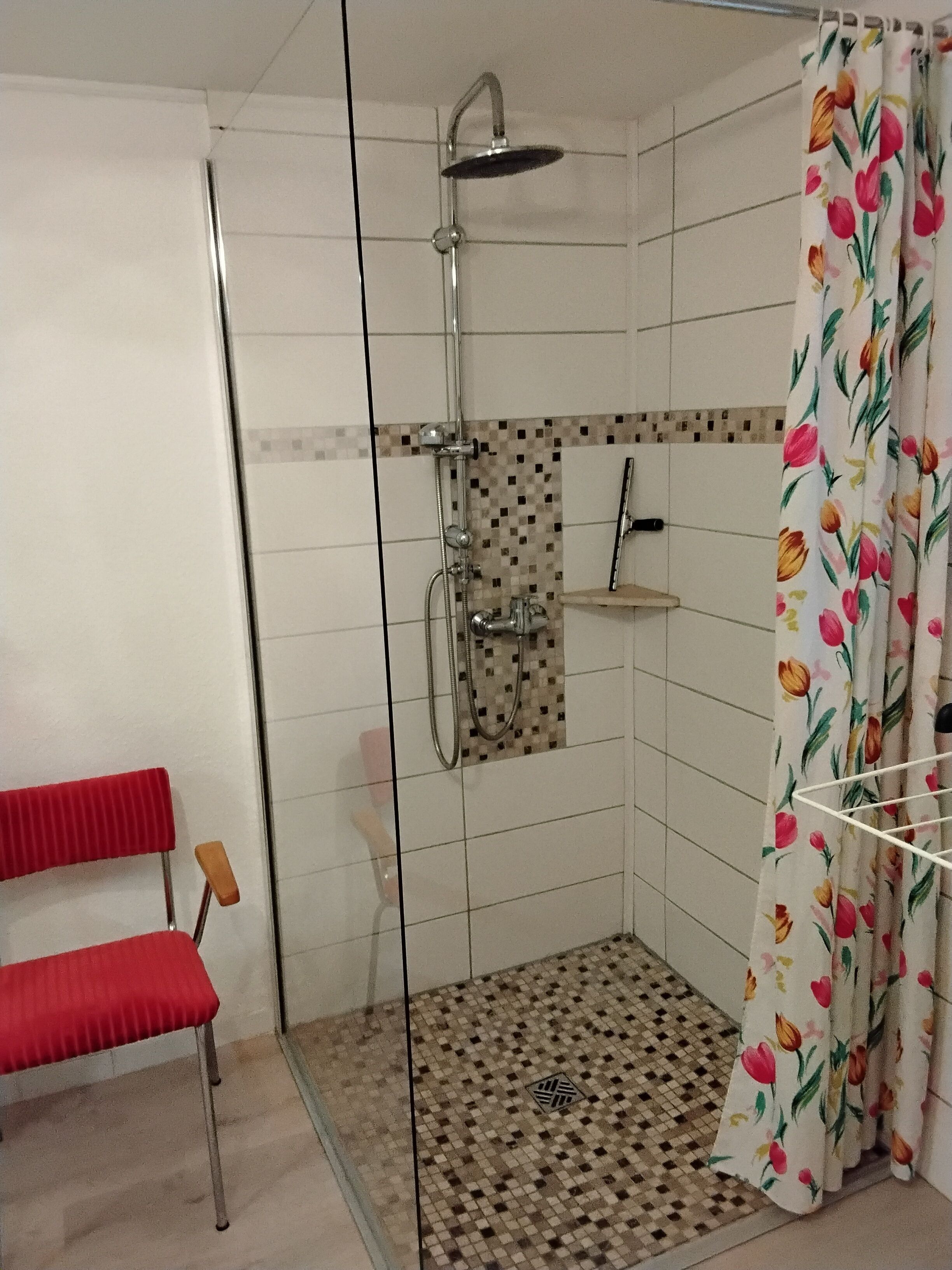 Haartrockner, Handtücher, Seife, Toilettenpapier