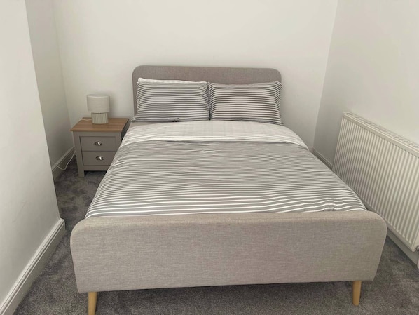 3 室のベッドルーム、WiFi (無料)、ベッドシーツ