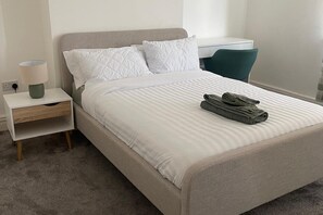 3 室のベッドルーム、WiFi (無料)、ベッドシーツ