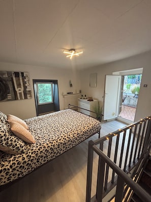 1 bedroom, travel cot