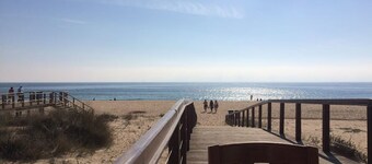 Fantastic apartment with 2 beds, garden and pool. Close to the beach and town