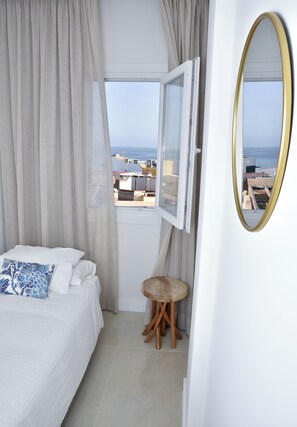 3 bedrooms, desk, iron/ironing board, travel crib