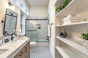 Dusche, Haartrockner, Handtücher, Shampoo