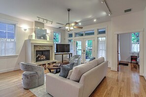 TV, peis og kontorer