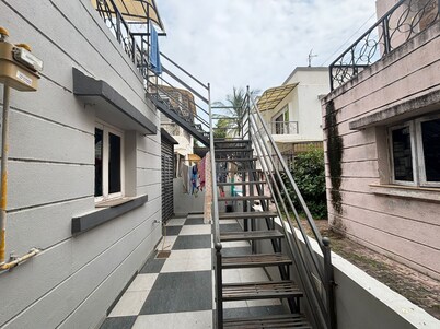 Enchanting 1-bedroom Homestaywith Attached washroom and separate entry