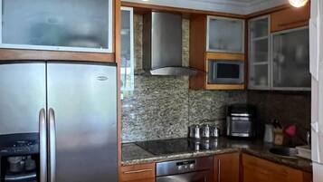 Horno, cafetera/tetera, tostadora, licuadora