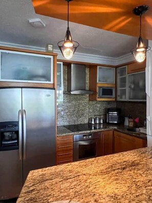 Uuni, kahvin-/teenkeitin, leivänpaahdin, tehosekoitin