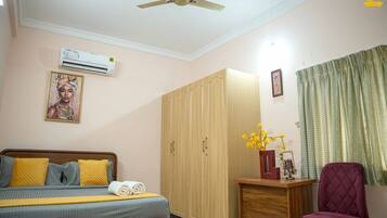 Una scrivania, Wi-Fi gratuito