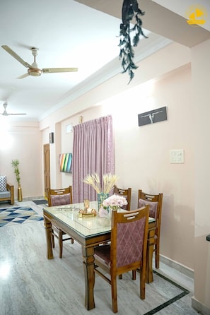 Apartamento luxo, 1 quarto | Opções para refeição no quarto