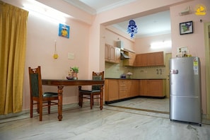 Apartamento Deluxe, 2 habitaciones | Cocina privada | Frigorífico, placa de cocina y utensilios de cocina
