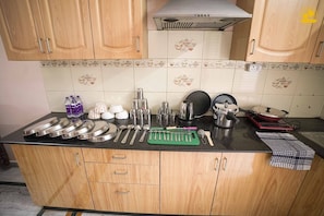 Geladeira, cooktop, talheres/pratos/utensílios de cozinha