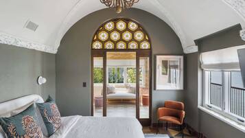 2 habitaciones, escritorio, tabla de planchar con plancha y wifi