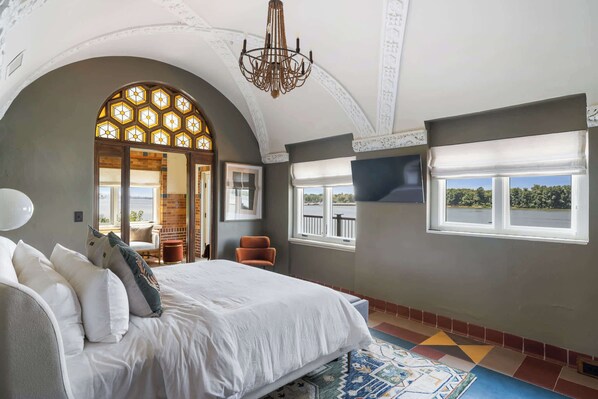 2 bedrooms, desk, iron/ironing board, WiFi