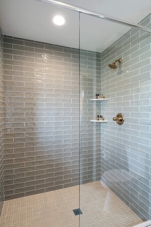 Bruser, hårtørrer, håndklæder, Shampoo