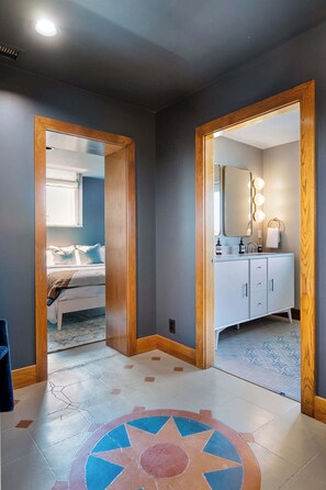 2 habitaciones, escritorio, tabla de planchar con plancha y wifi