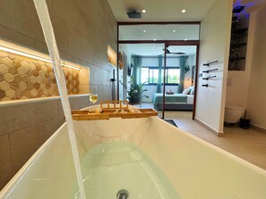 4 室のベッドルーム、アイロン / アイロン台、WiFi、ベッドシーツ