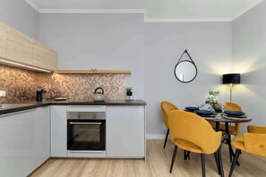 Fridge, oven, stovetop, coffee/tea maker