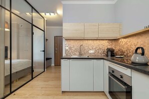 Kühlschrank, Ofen, Herdplatte, Wasserkocher mit Kaffee-/Teezubehör