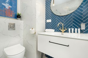 Douche, sèche-cheveux, serviettes fournies