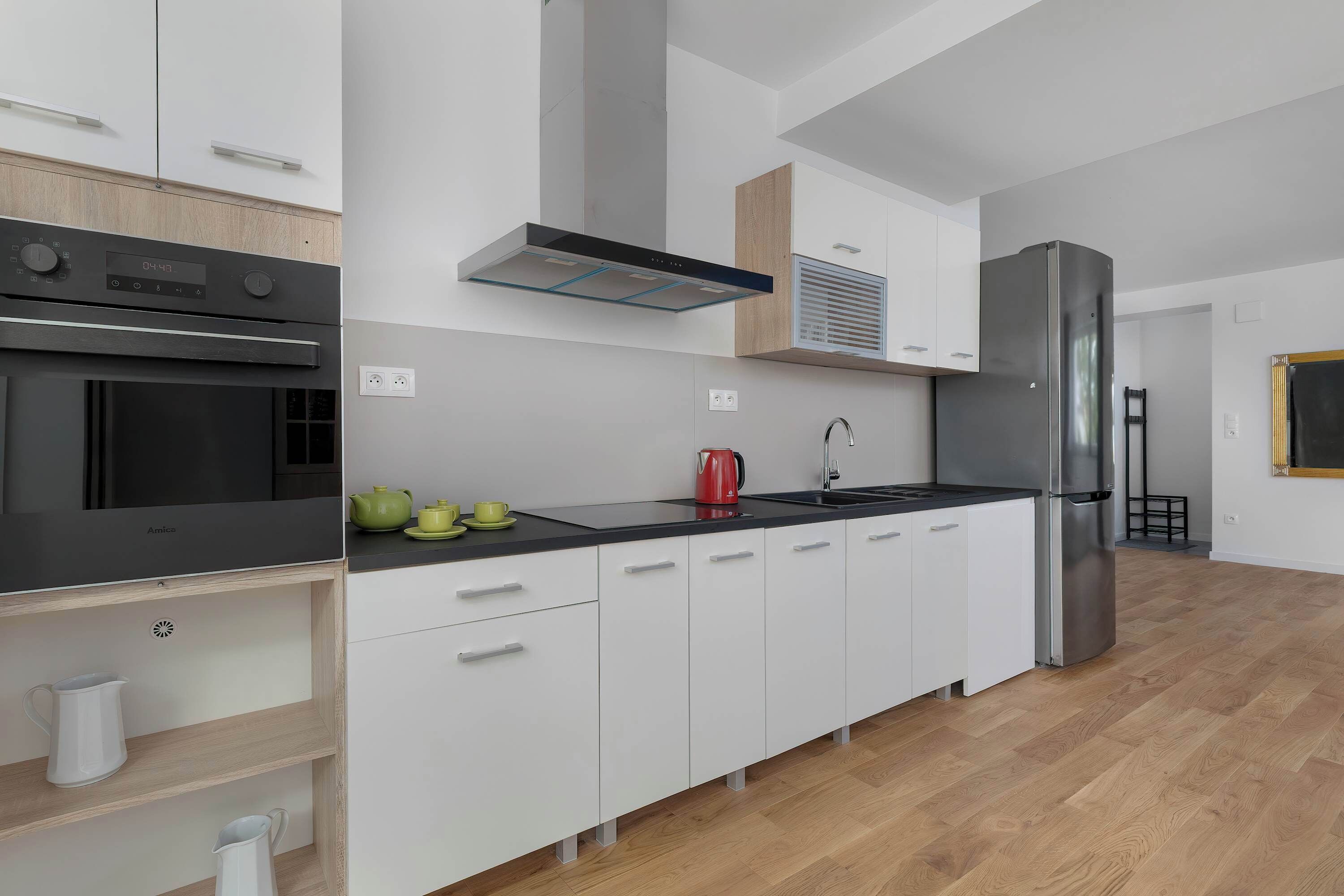 Frigorifero, forno, piano cottura, lavastoviglie