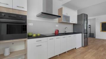 Fridge, oven, stovetop, dishwasher