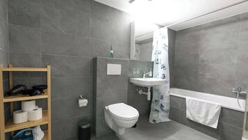 Een douche, een haardroger, handdoeken