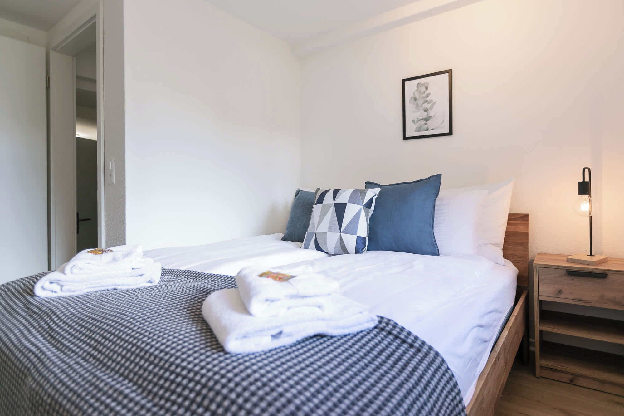 1 dormitorio, tabla de planchar con plancha, wifi y ropa de cama