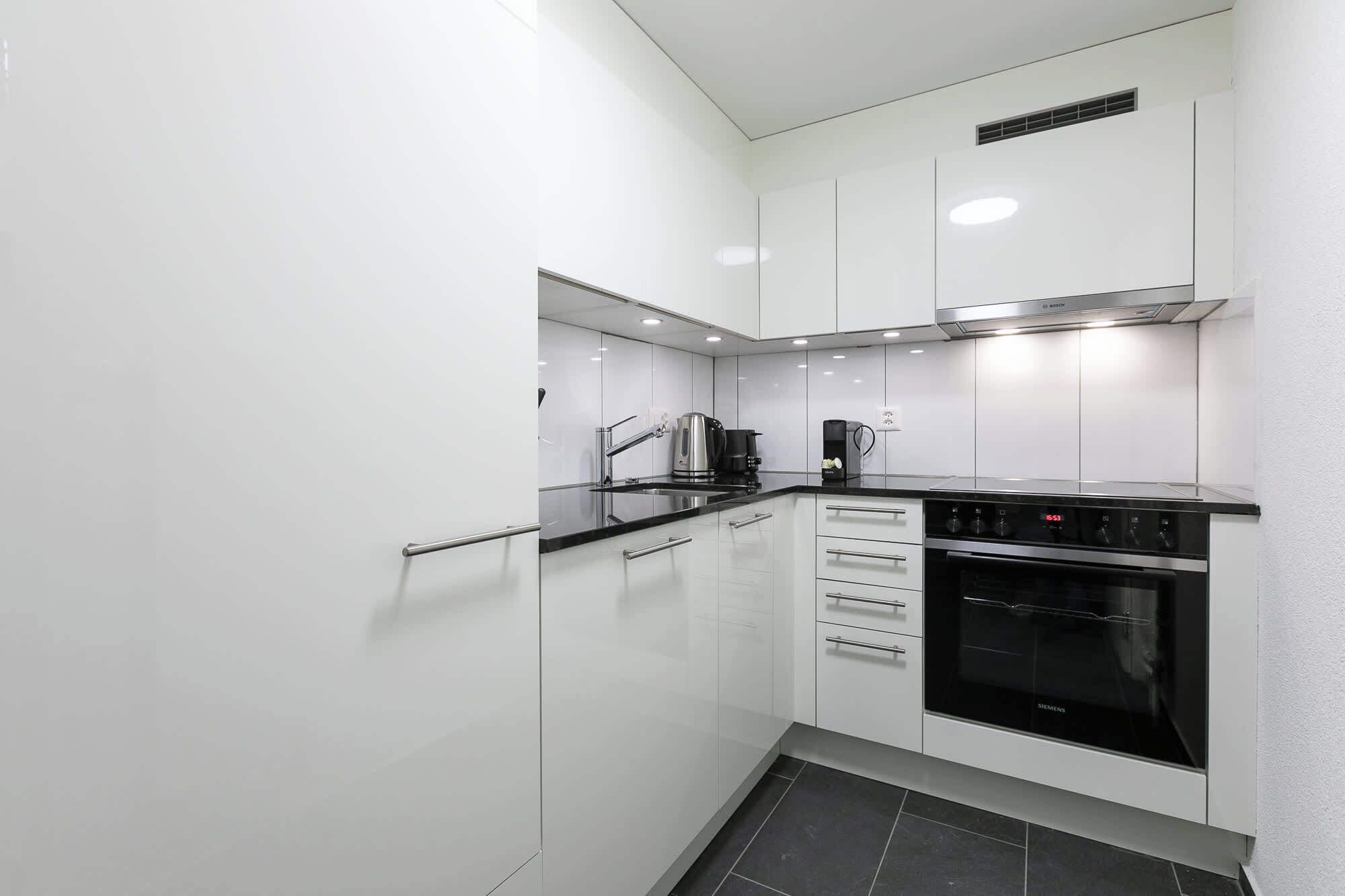 Frigorífico, horno, placa de cocina y lavavajillas