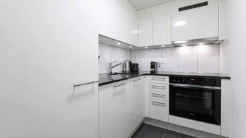 Een koelkast, een oven, een kookplaat, een vaatwasser