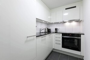 Réfrigérateur, four, plaque de cuisson, lave-vaisselle