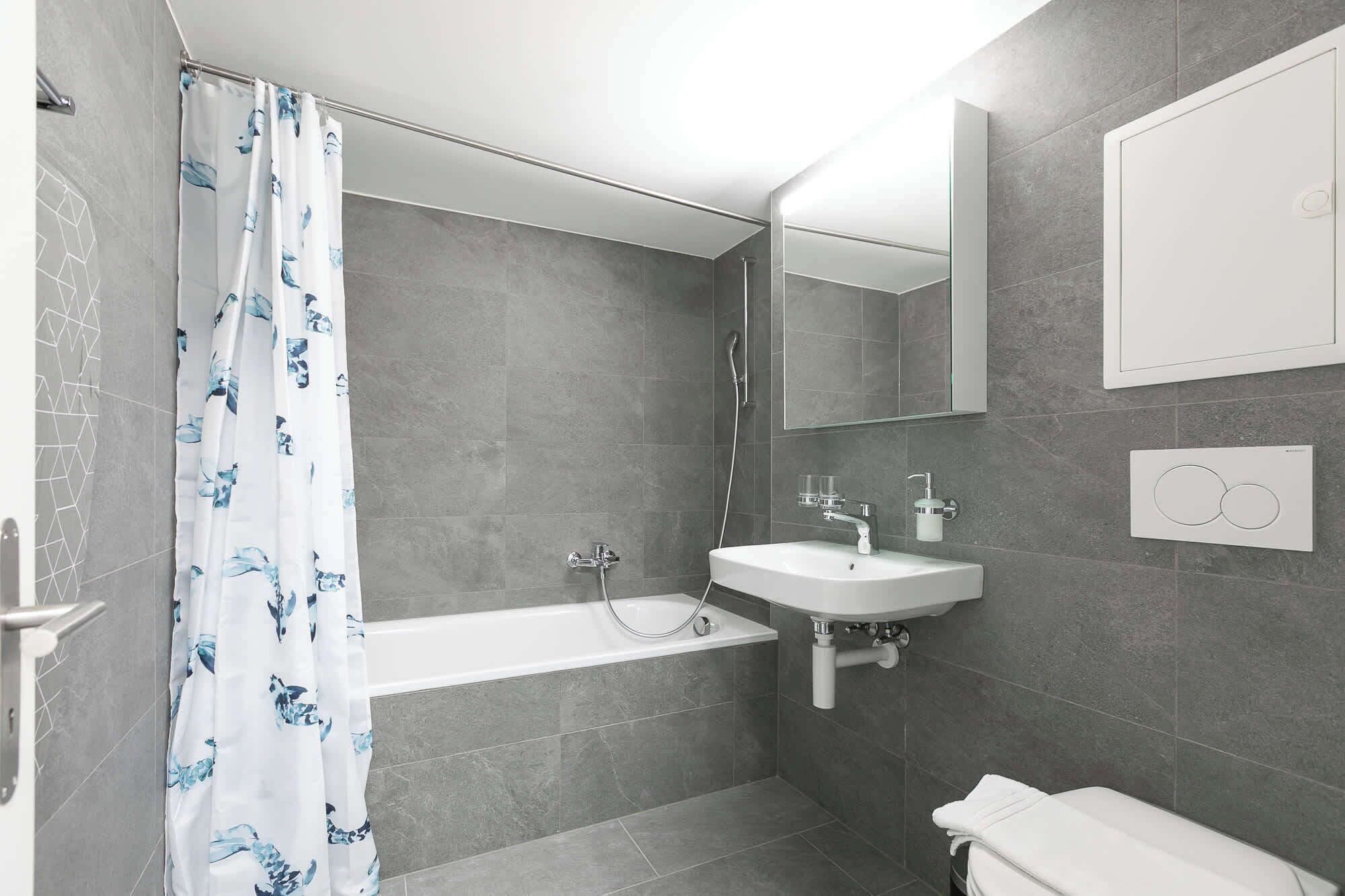 Douche, sèche-cheveux, serviettes fournies