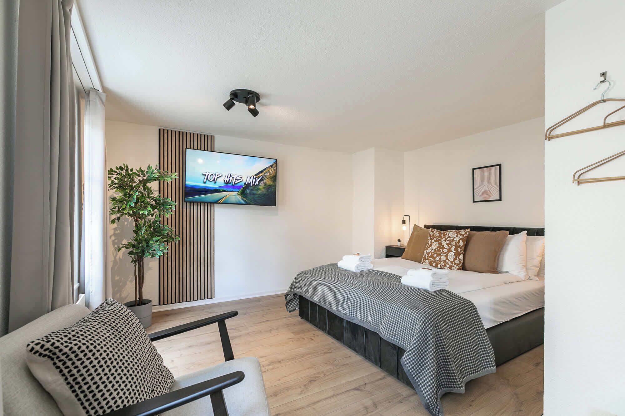 Tabla de planchar con plancha, wifi y ropa de cama 