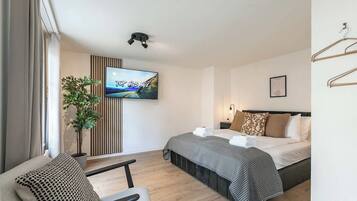 Iron/ironing board, WiFi, bed sheets