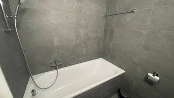 Een douche, een haardroger, handdoeken