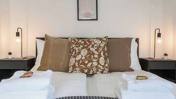 Een strijkplank/strijkijzer, wifi, beddengoed