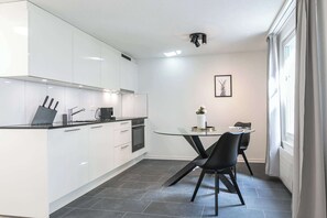 Fridge, oven, stovetop, dishwasher