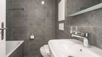 Ducha, secador de pelo, toallas