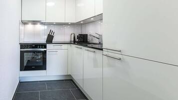 Fridge, oven, stovetop, dishwasher