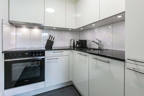 Fridge, oven, stovetop, dishwasher