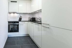 ثلاجة، فرن، موقد طهي مسطح، غسالة أطباق