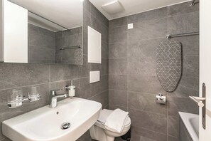 Douche, sèche-cheveux, serviettes fournies